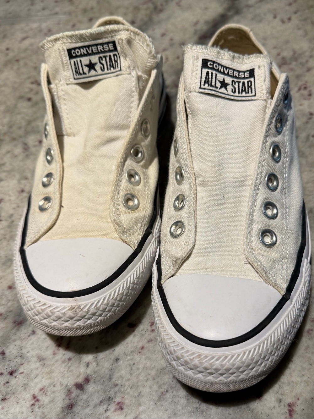 White converse low tops